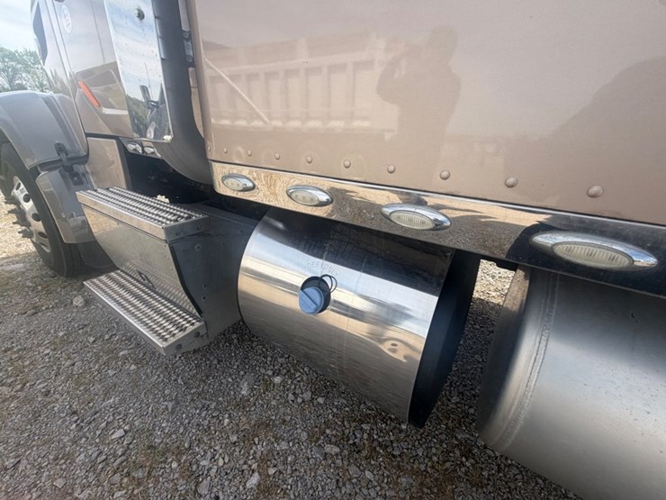 2019-peterbilt-567-image-23