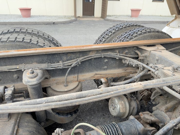 2015-peterbilt-567-image-18