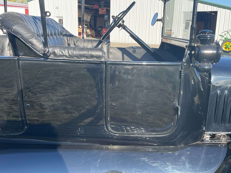 1917-model-t-touring-image-27