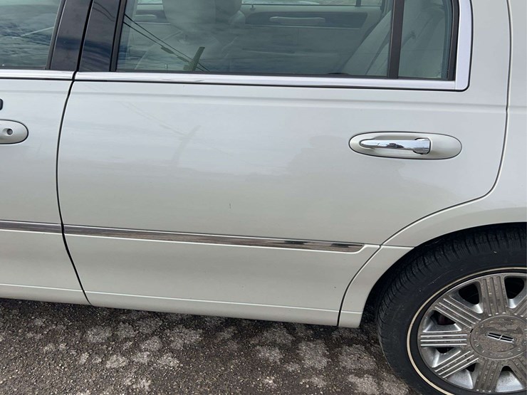 2005-lincoln-town-car-image-22