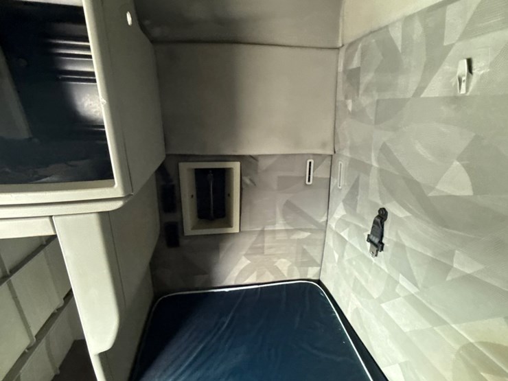 #31952-•-2010-volvo-vnl-tandem-axle-truck-tractor-image-38