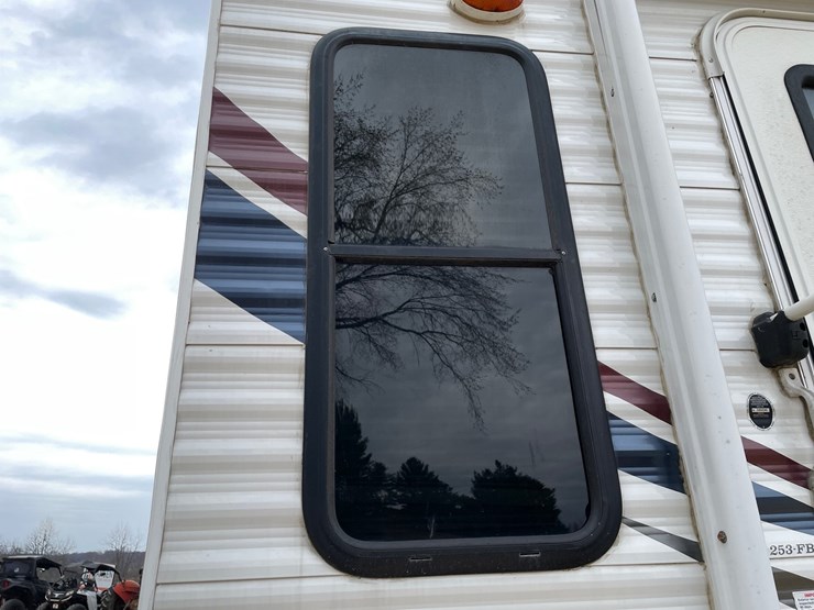 #201-•-2014-palomino-puma-253-fbs-27'-fifth-wheel-camper-(has-wi-title)-image-25