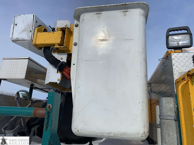 2010-freightliner-m2-106-image-35