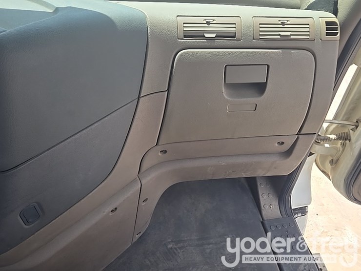 2011-freightliner-cascadia-125-image-91