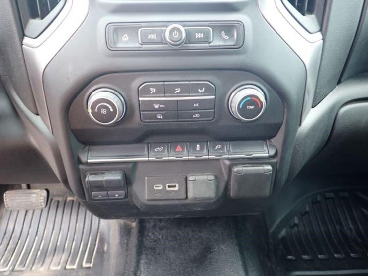 2022-chevrolet-2500hd-image-18