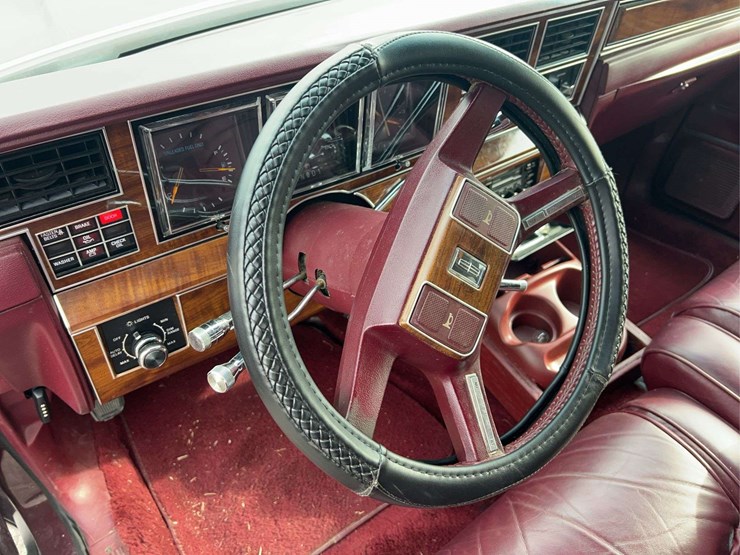 1989-lincoln-town-car-image-52