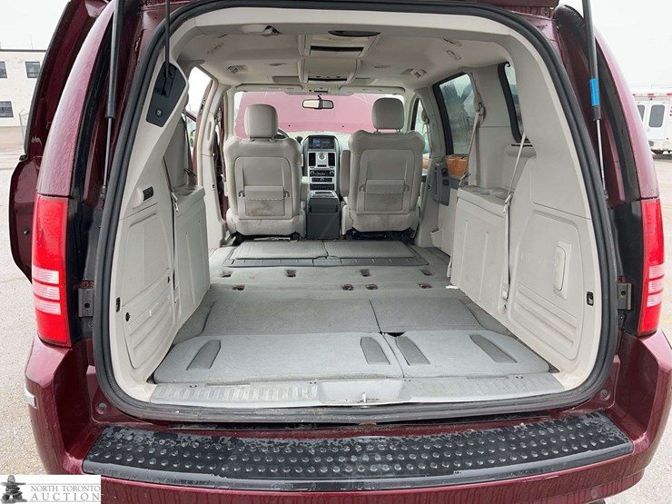 2008-chrysler-town-&-country-image-18