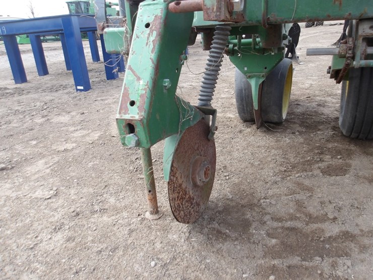 #7426-•-3pt-2-row-john-deere-planter-image-16
