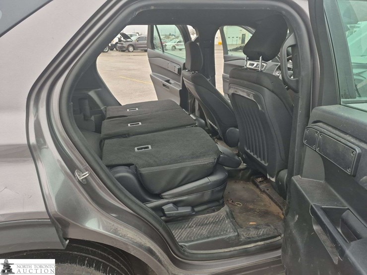 2020-ford-explorer-image-26