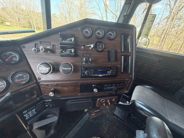 #31724-•-1997-freightliner-tandem-axle-flatbed-entertainmen-image-13