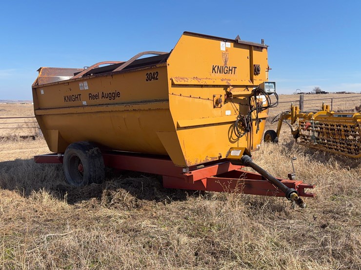knight-3042-reel-auger-feed-wagon-image-3