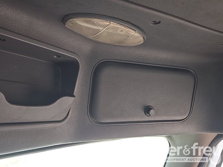 2011-freightliner-cascadia-125-image-87