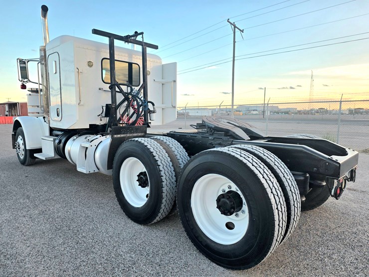 2012-peterbilt-388-image-7