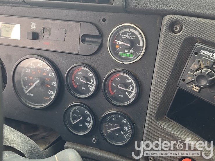 2012-freightliner-cascadia-125-image-106