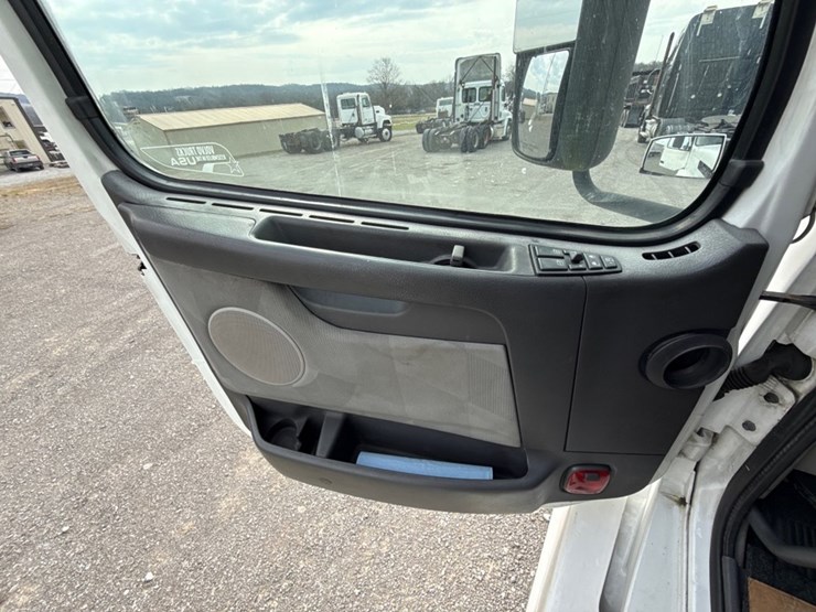 #31956-•-2012-volvo-vnl-tandem-axle-truck-tractor-image-24