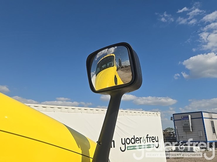 2014-freightliner-cascadia-113-image-90