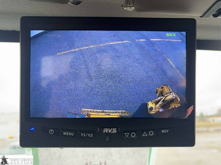 2012-freightliner-m2-106-image-32