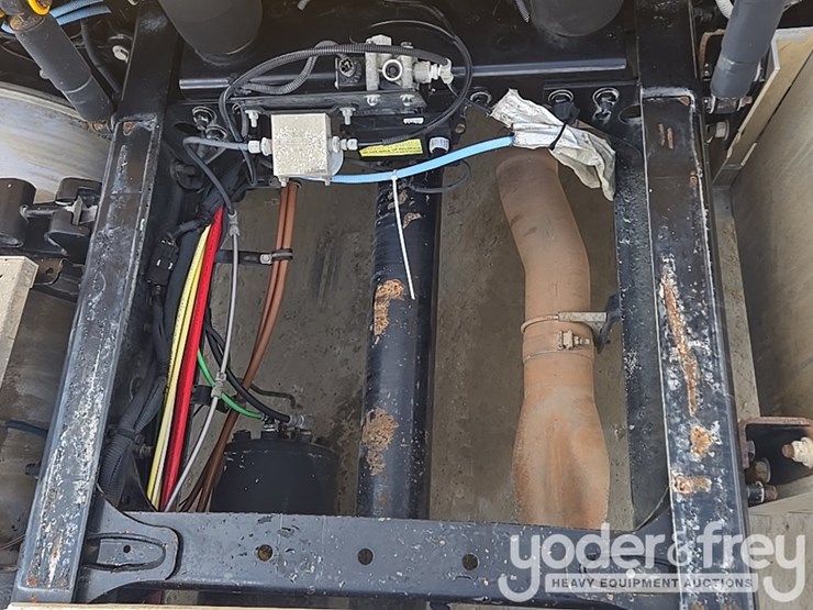 2012-freightliner-cascadia-125-image-37