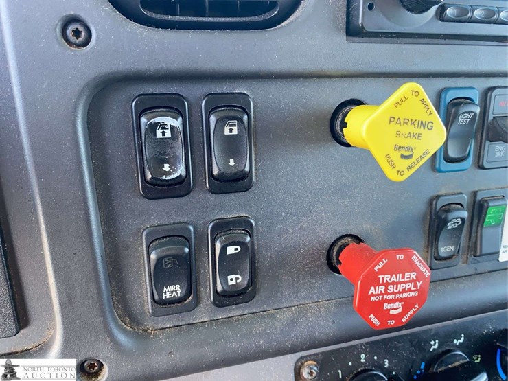 2016-freightliner-108sd-image-13