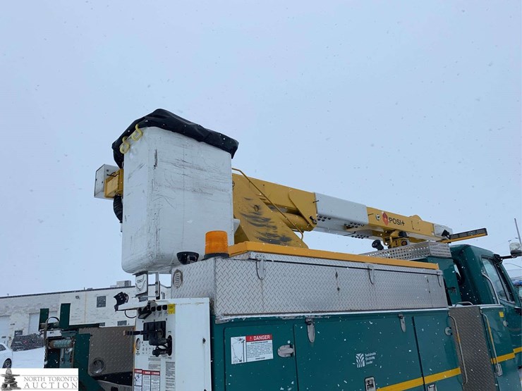 2011-freightliner-m2-106-image-26