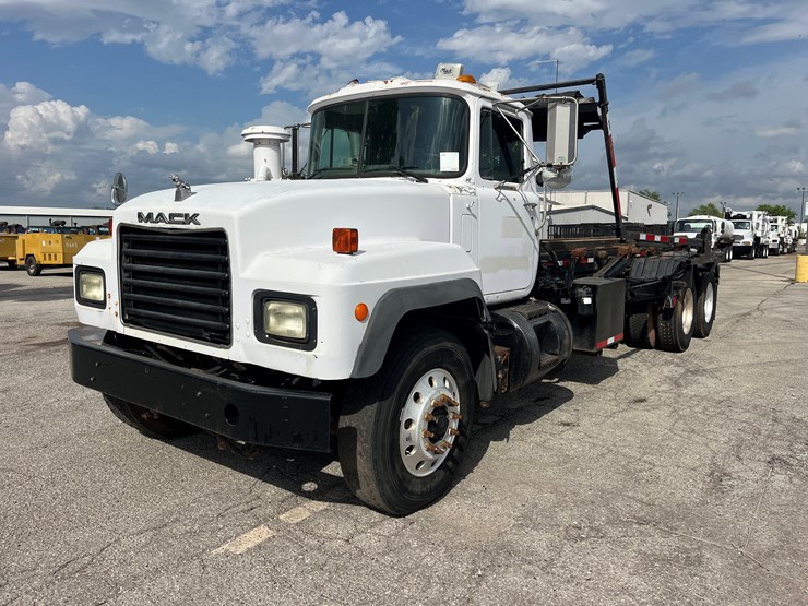 2002-mack-rd688s-image-1