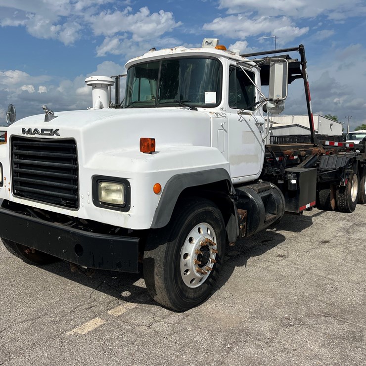 2002 MACK RD688S