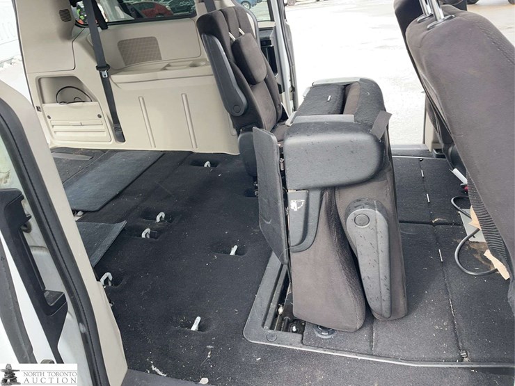 2014-dodge-grand-caravan-sxt-image-24