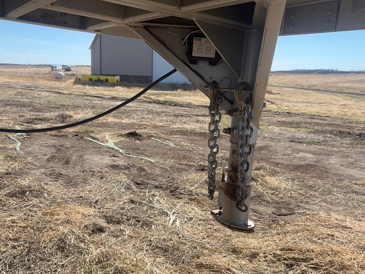 2005-featherlite-8127-livestock-trailer-image-15