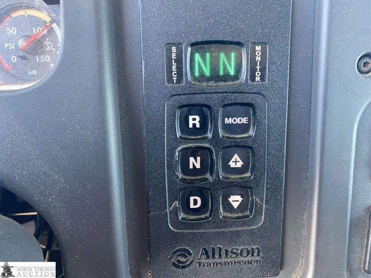 2016-freightliner-108sd-image-12