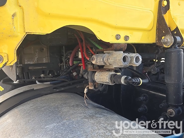 2014-freightliner-cascadia-113-image-56