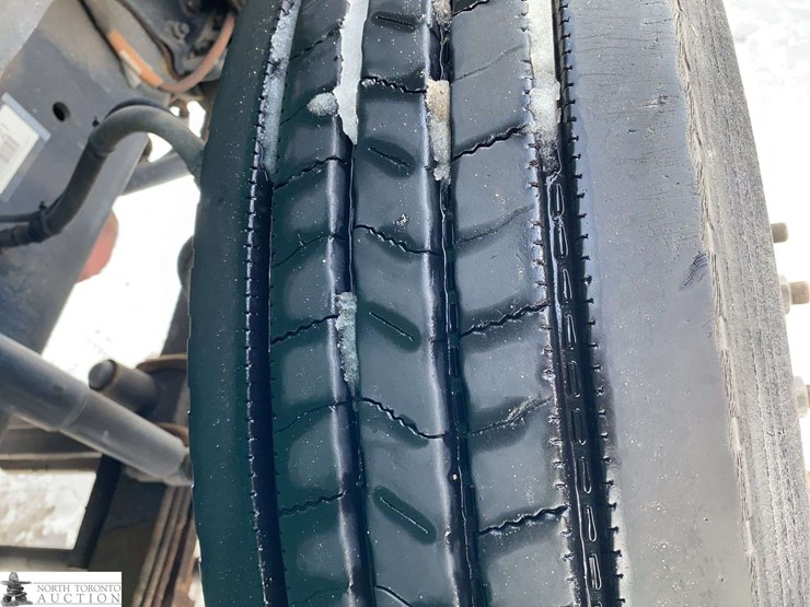 2010-freightliner-m2-106-image-50