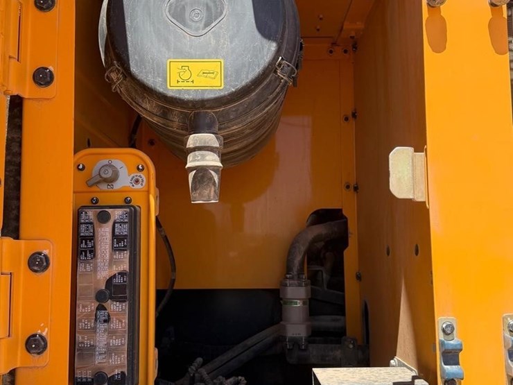 2017-hyundai-hx300l-image-32