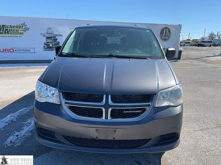 2017-dodge-grand-caravan-sxt-image-2
