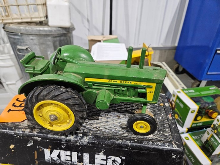 #991-•-john-deere-820-1/16-die-cast-toy-tractor-image-4