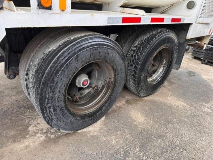 2008-peterbilt-335-image-46