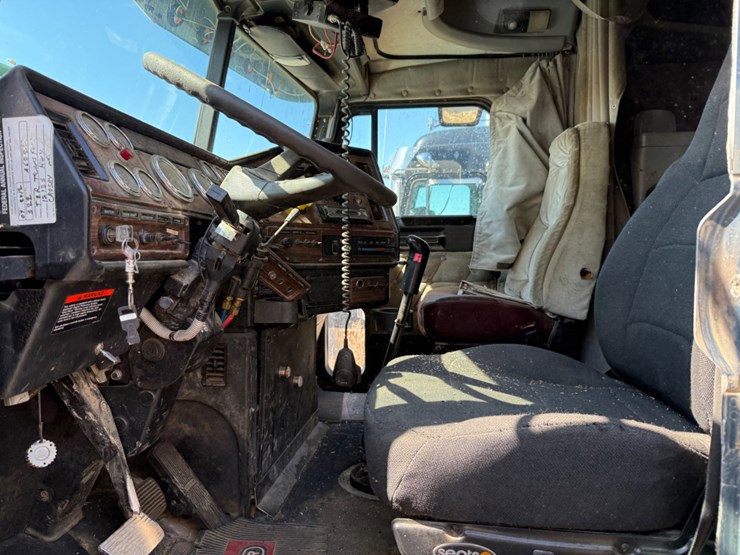 2000-freightliner-fld120-image-9