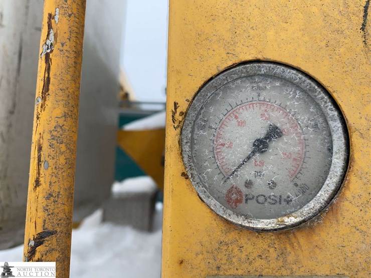 2011-freightliner-m2-106-image-32