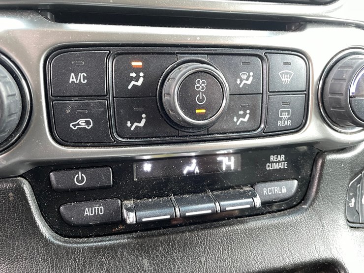 2015-chevrolet-suburban-image-73