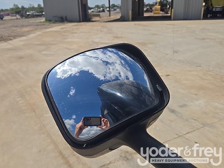 2011-freightliner-cascadia-125-image-61