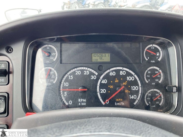 2011-freightliner-m2-106-image-10