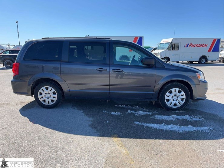 2017-dodge-grand-caravan-sxt-image-4