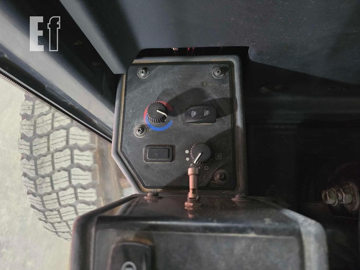 2012-deere-770g-image-25