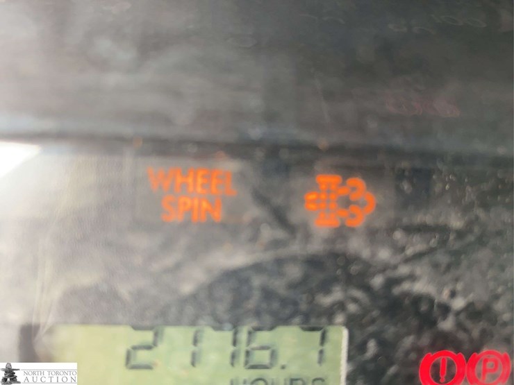 2010-freightliner-m2-106-image-15