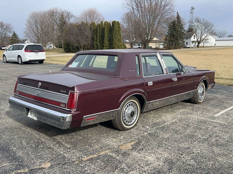 1989-lincoln-town-car-image-3
