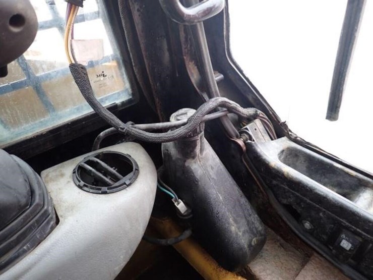 2010-caterpillar-232b-image-22