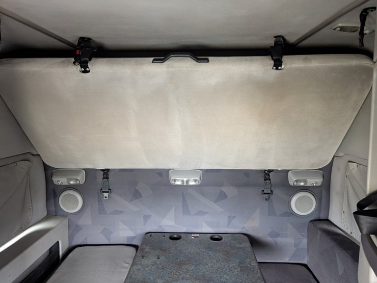 #31951-•-2015-volvo-vnl-tandem-axle-truck-tractor-image-12