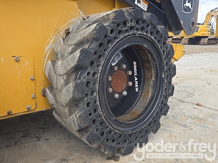 2011-deere-328d-image-11