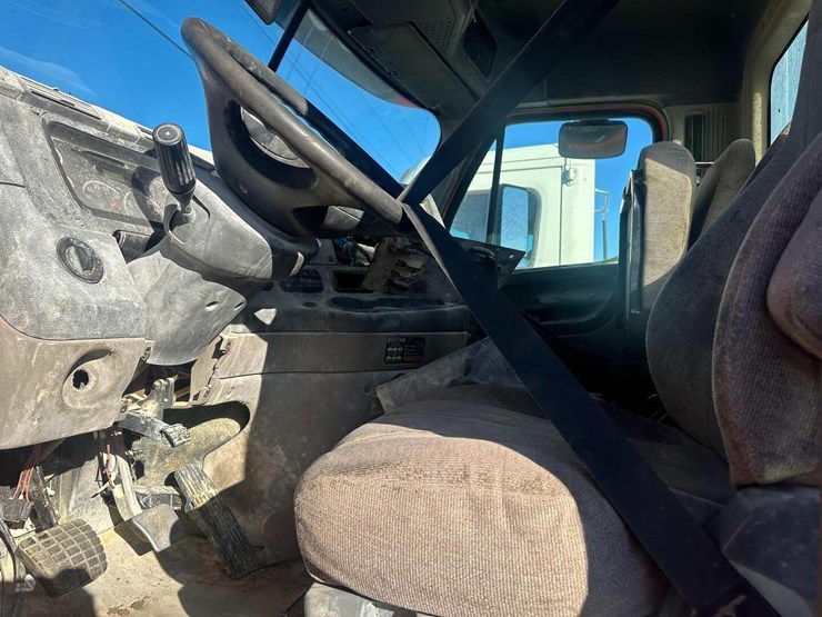 2014-freightliner-cascadia-image-3