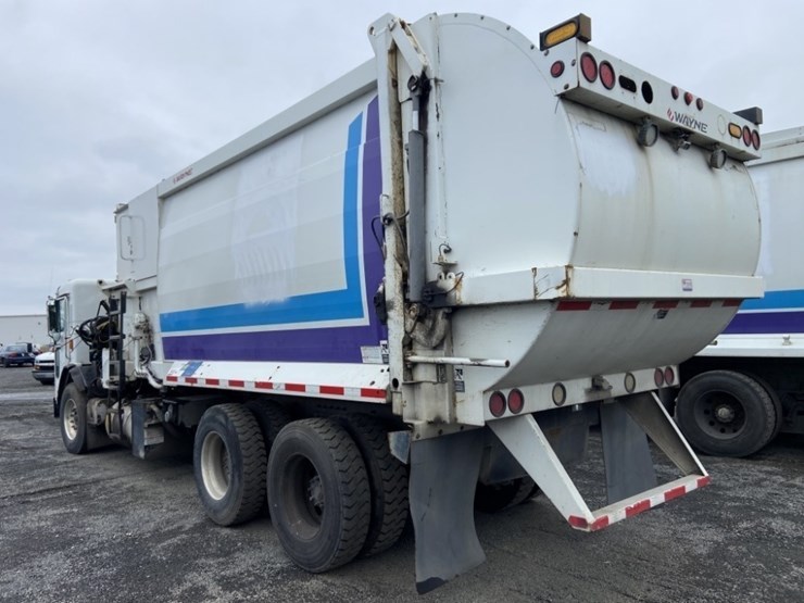 2014-peterbilt-320-image-3