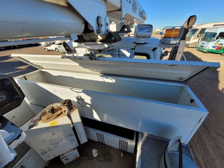 2014-freightliner-m2-106-image-10